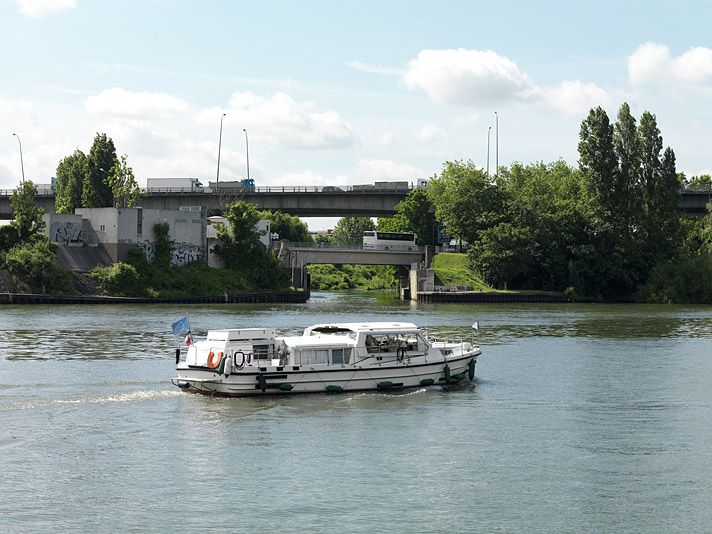 La Seine à Alfortville. Au centre, l'entrée de la darse ; au premier plan, un bateau de plaisance.