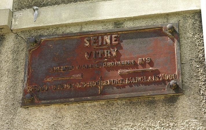 Alfortville, Vitry-sur-Seine. Barrage éclusé de Port-à-l'Anglais. Panneau indicateur du chemin vicinal n° 9, au niveau de l'écluse de Port-à-l'Anglais.