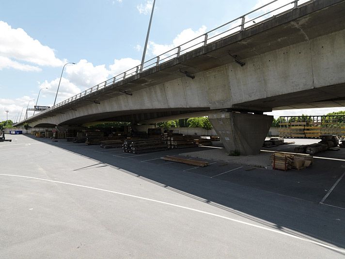 Choisy-le-Roi, Alfortville, Vitry-sur-Seine. Pont de Choisy de l'A86. Vue du départ du viaduc de la darse d'Alfortville.