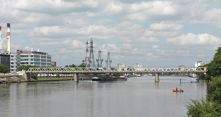 Alfortville, Vitry-sur-Seine. La Seine, au premier plan la passerelle technique du gaz.