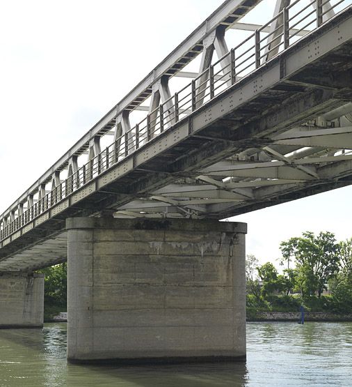 Alfortville, Vitry-sur-Seine. Passerelle technique du gaz. Vue rapprochée d'une pile et du tablier.