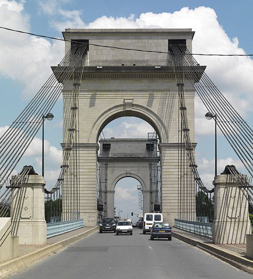 Vitry-sur-Seine, Alfortville. Pont de Port-à-l'Anglais. Vue dans l'axe sur le tablier au milieu du trafic.