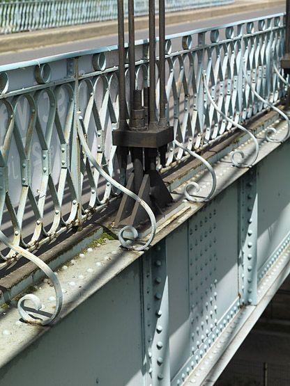 Vitry-sur-Seine, Alfortville. Pont de Port-à-l'Anglais. Détail de la balustrade en fer plat riveté.