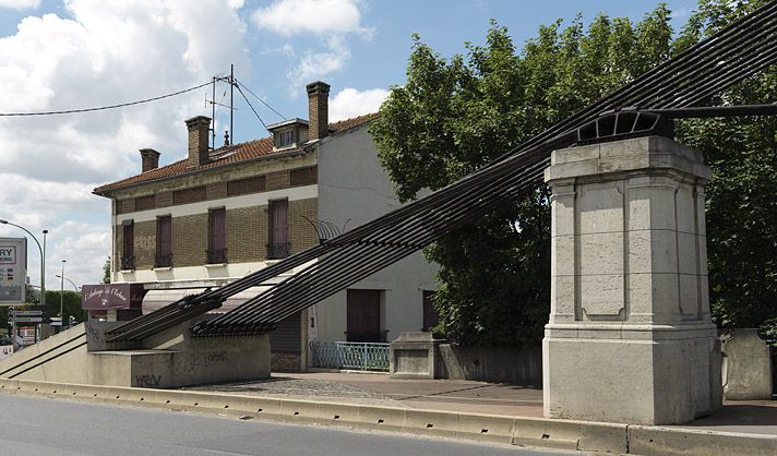 Vitry-sur-Seine, Alfortville. Pont de Port-à-l'Anglais. Détail des tirants fixant les câbles, côté Vitry.