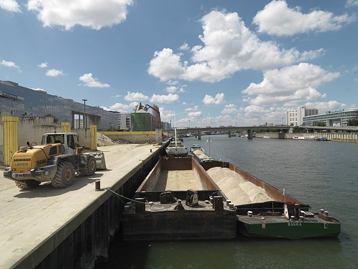 Ivry-sur-Seine. Barges à quai.