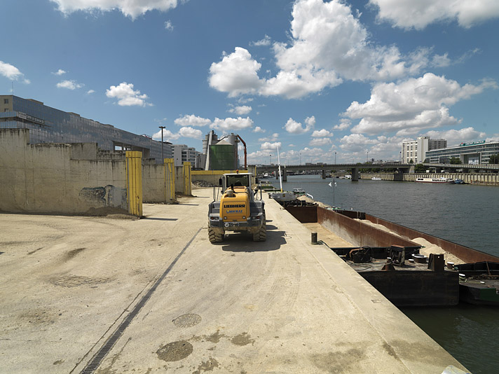 Ivry-sur-Seine. Vue du quai et des espaces de stockage des sables et gravillons.