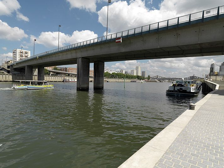 Ivry-sur-Seine, Charenton-le-Pont. Pont Nelson-Mandela. Vue d'un des deux ponts et de la rampe d'accès côté Charenton.