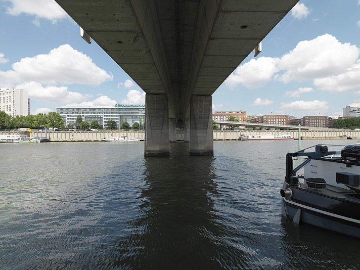 Ivry-sur-Seine, Charenton-le-Pont. Pont Nelson-Mandela. Vue du dessous d'un tablier d'un pont.