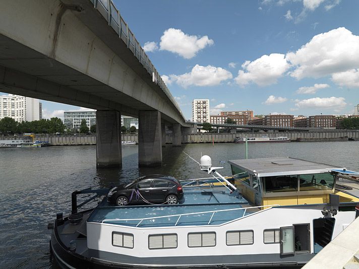 Ivry-sur-Seine, Charenton-le-Pont. Pont Nelson-Mandela. Vue d'un des ponts depuis la rive.