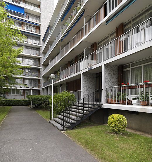 Vitry-sur-Seine, cité dite résidence de l'Espace, 120-124 rue Camille-Groult . Détails des rez-de-chaussée surélevés et des balcons filants.