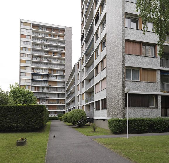 Vitry-sur-Seine, cité dite résidence de l'Espace, 120-124 rue Camille-Groult . Vue du bâtiment R + 14.