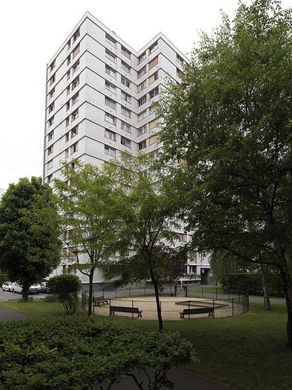 Vitry-sur-Seine, cité dite résidence de l'Espace, 120-124 rue Camille-Groult . Vue des aménagements du parc.