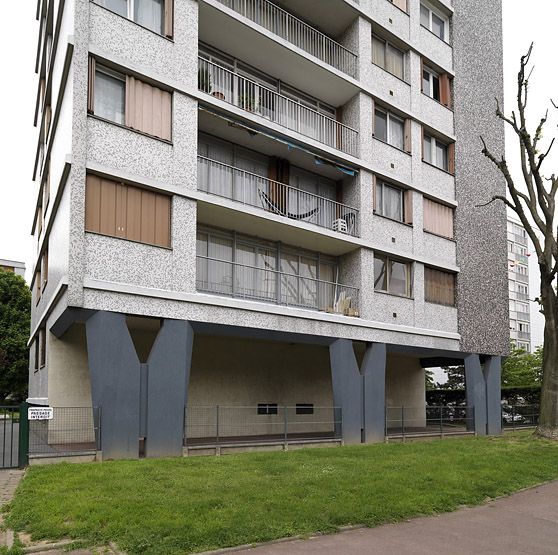 Vitry-sur-Seine, cité, 25-29 rue Camille-Blanc. Détail des pilotis de cet ensemble résidentiel construit en 1967.