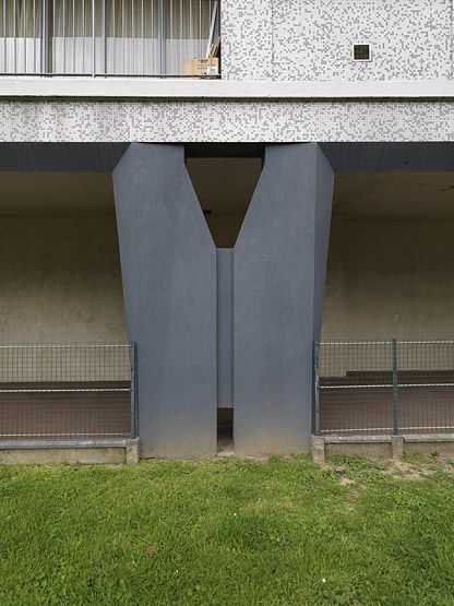 Vitry-sur-Seine, cité, 25-29 rue Camille-Blanc. Détail des pilotis de cet ensemble résidentiel construit en 1967.