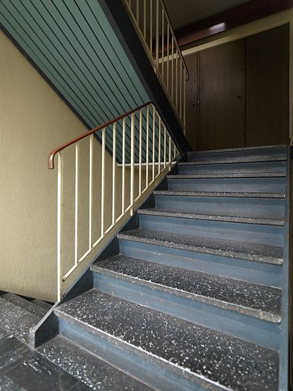 Vitry-sur-Seine, cité, 25-29 rue Camille-Blanc . Vue d'un escalier intérieur.