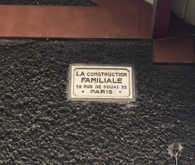 Vitry-sur-Seine, maison, 67 rue Talma. Détail de la plaque "La construction familiale, 22 rue de Douai, Paris".