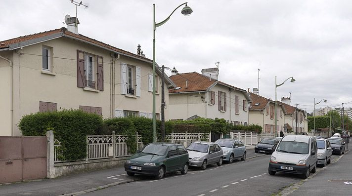 Vitry-sur-Seine, lotissement concerté, rue Victor-Ruiz . Vue d'ensemble des maisons jumelles de ce petit lotissement construit pour le personnel d'EDF/GDF (?).