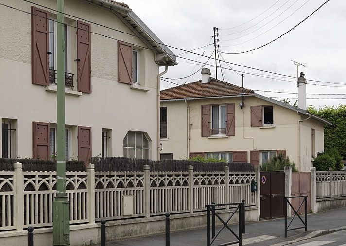 Vitry-sur-Seine, lotissement concerté, rue Victor-Ruiz . Vue rapprochée des maisons jumelles de ce petit lotissement, construit pour le personnel d'EDF/GDF (?).