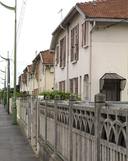 Vitry-sur-Seine, lotissement concerté, rue Victor-Ruiz . Alignement des maisons jumelles de ce petit lotissement construit pour le personnel d'EDF/GDF (?).