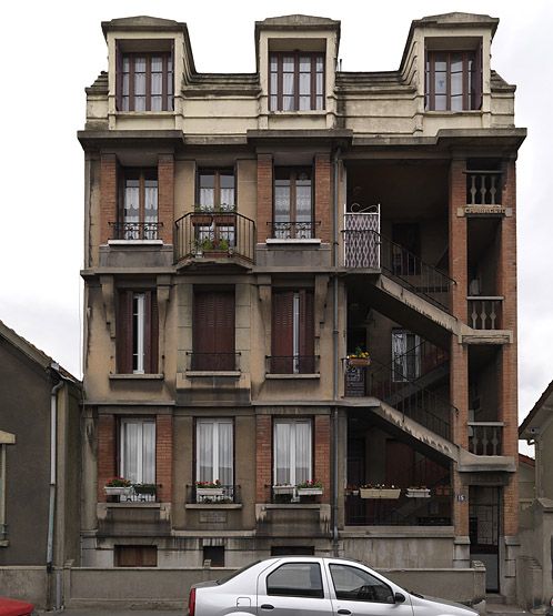 Vitry-sur-Seine, immeuble, 15 rue des Ardoines. Vue d'ensemble du bâtiment signé et daté E. Kiener 1929-30.