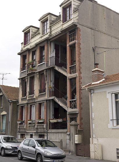 Vitry-sur-Seine, immeuble, 15 rue des Ardoines. Vue d'ensemble du bâtiment signé et daté E. Kiener 1929-30.