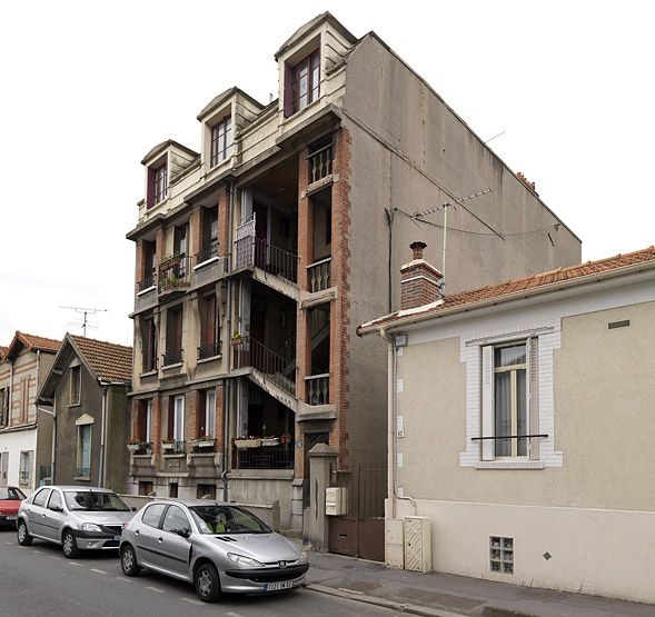 Vitry-sur-Seine, immeuble, 15 rue des Ardoines. Vue d'ensemble du bâtiment signé et daté E. Kiener 1929-30.