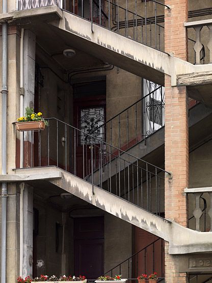 Vitry-sur-Seine, immeuble, 15 rue des Ardoines. Détail de l'escalier desservant les logements, ouvert sur la façade.