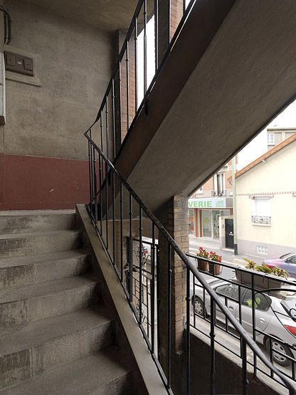 Vitry-sur-Seine, immeuble, 15 rue des Ardoines. Détail de l'escalier desservant les logements, ouvert sur la façade.