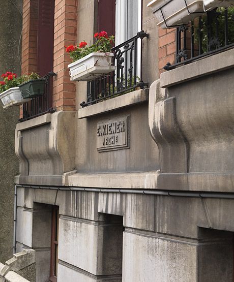 Vitry-sur-Seine, immeuble, 15 rue des Ardoines. Détail de la plaque de l'architecte E. Kiener et d'un balcon .