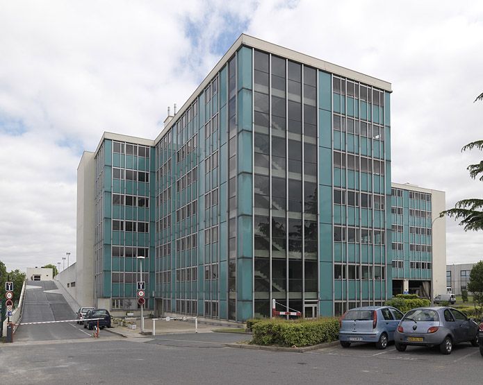 Vitry-sur-Seine, immeuble industriel Burosud, 40-62 rue du Général-Malleret-Joinville. Vue du bâtiment construit en 1977 par R.J. Thomas, architecte. Rampe d'accès à l'est, structure béton, façades rideaux.