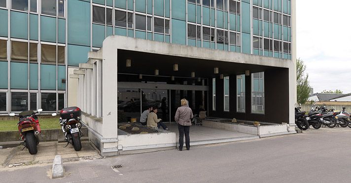 Vitry-sur-Seine, immeuble industriel Burosud, 40-62 rue du Général-Malleret-Joinville. Porte d'accès au bâtiment principal depuis le parking.