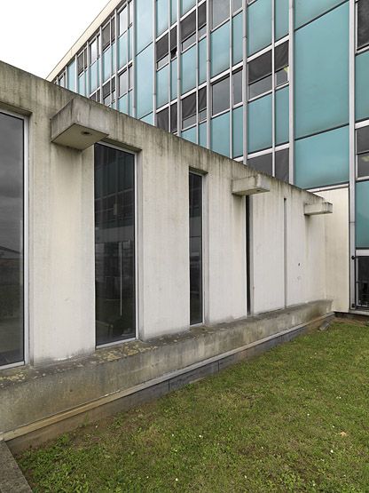 Vitry-sur-Seine, immeuble industriel Burosud, 40-62 rue du Général-Malleret-Joinville. Vue extérieure de la galerie d'accès au bâtiment principal depuis le parking.