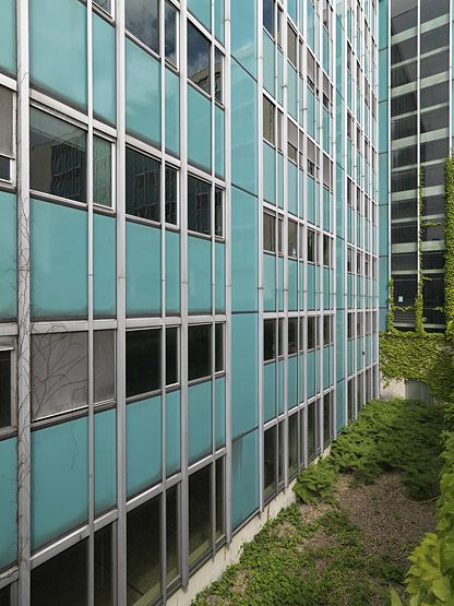 Vitry-sur-Seine, immeuble industriel Burosud, 40-62 rue du Général-Malleret-Joinville. Détail des façades métalliques.