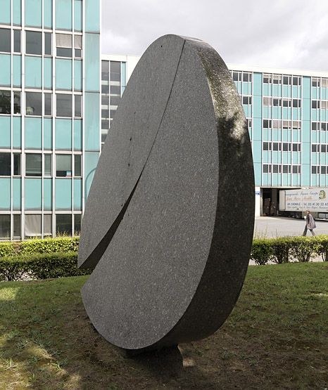 Vitry-sur-Seine, immeuble industriel Burosud, 40-62 rue du Général-Malleret-Joinville. La sculpture ornant le jardin commandée à Marta Pan en 1977.