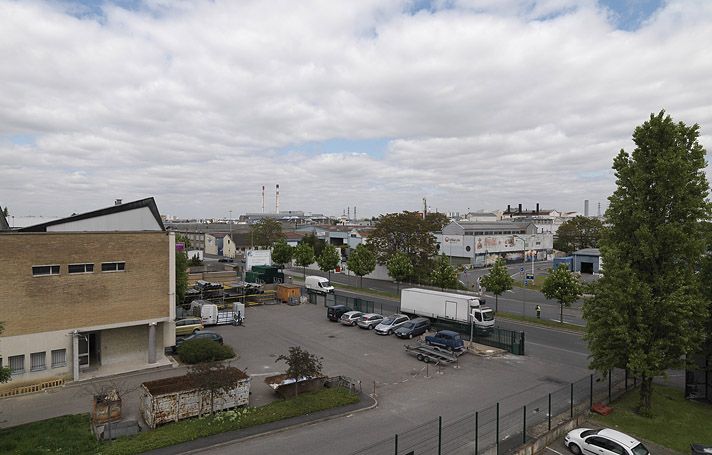 Vitry-sur-Seine. Vue de la zone industrielle au niveau de la rue Léon-Geoffroy.