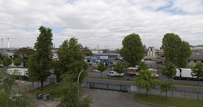 Vitry-sur-Seine. Vue de la zone industrielle au niveau de la rue Léon-Geoffroy.