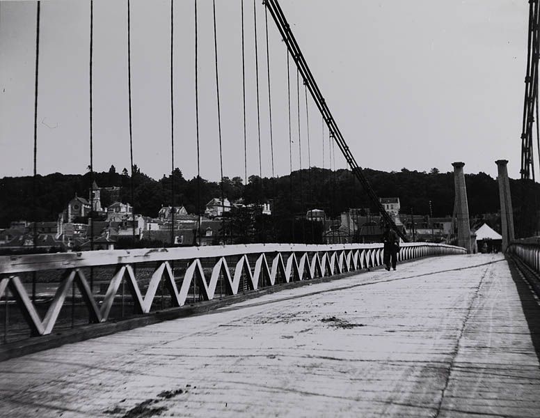 Pont suspendu de Villeneuve-Saint-Georges (n°1). Vue sur le pont suspendu. (Musée municipal, Brunoy)