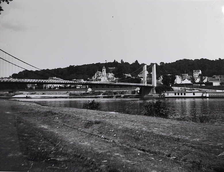 Villeneuve-Saint-Georges. Le pont suspendu de Villeneuve-Saint-Georges, depuis la rive de Villeneuve-le-Roi. (Musée municipal, Brunoy)