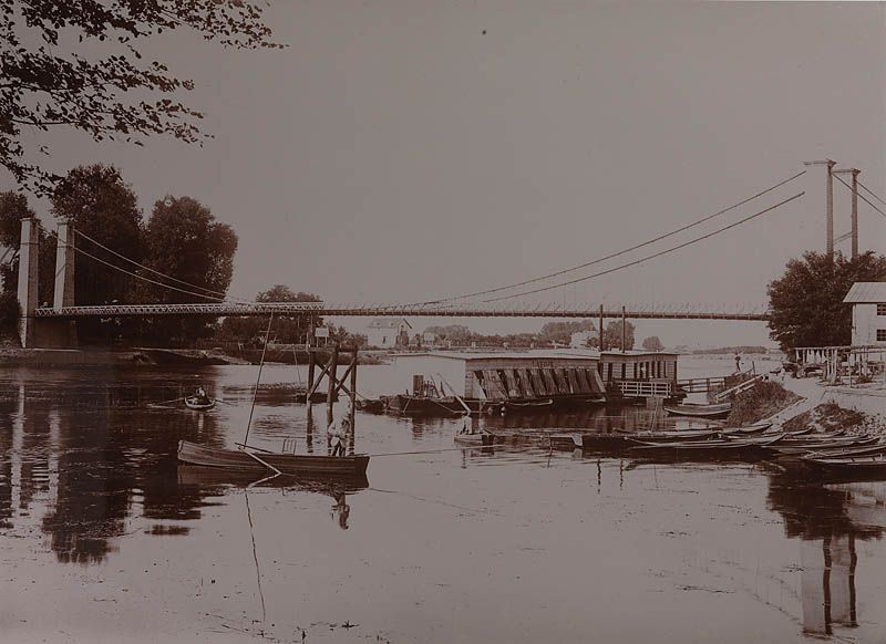 Pont suspendu de Villeneuve-Saint-Georges (n°1). Vue d'ensemble du pont avec barques et bateau-lavoir. (Musée municipal, Brunoy)