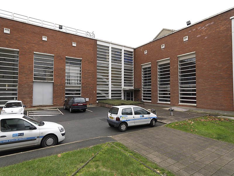 Choisy-le-Roi, établissement des eaux dit usine de traitement des eaux de Choisy. Détail de la façade d'un bâtiment en brique et de ses baies vitrées.