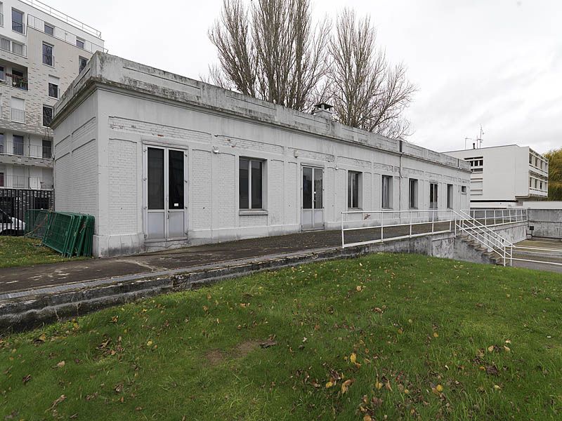 Choisy-le-Roi, établissement des eaux dit usine de traitement des eaux de Choisy. Bâtiment annexe, vestige de l'ancienne usine.