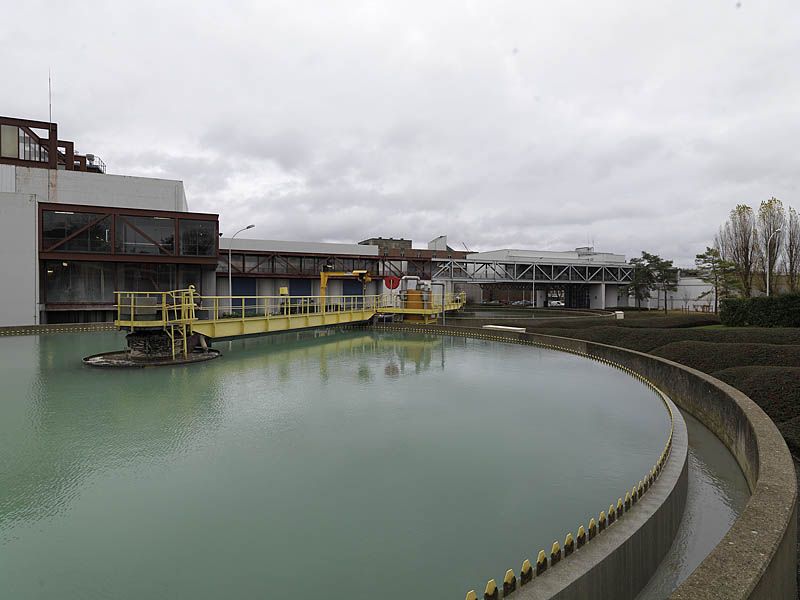 Choisy-le-Roi, établissement des eaux dit usine de traitement des eaux de Choisy. Bassin de traitement pour recyclage des terres de décantation.