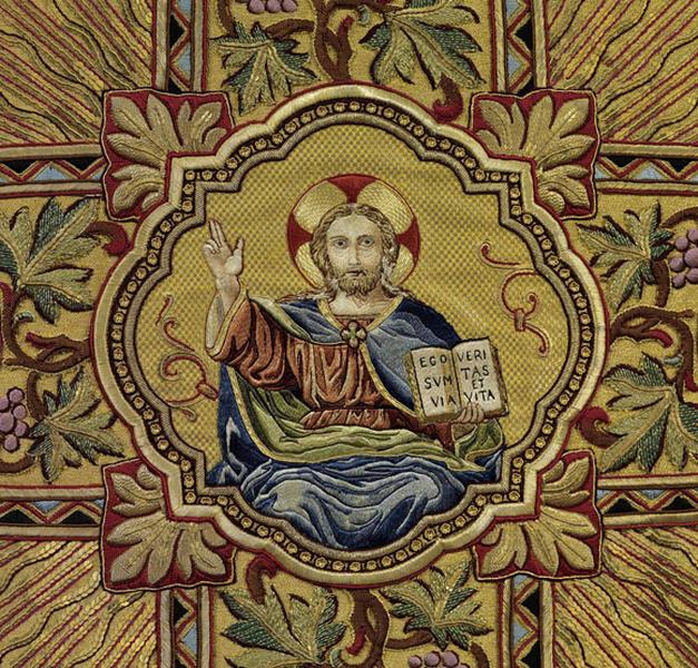 Détail du motif brodé au centre de la croix, sur le dos de la chasuble : Christ en majesté.