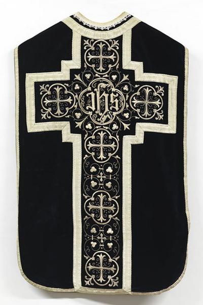 Vue d'ensemble de l'une des chasubles, prise vers le dos du vêtement.