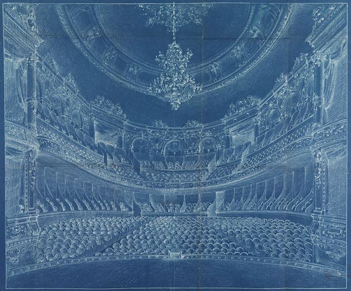 Vue intérieure de la salle de théâtre depuis la scène vers 1909. De part et d'autre de la scène figurent des loges superposées ornées de colonnes.