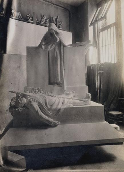 Maquette du projet de monument aux morts de Henri Sausse dans son atelier. Le mouvement de la pleureuse diffère de la première maquette..