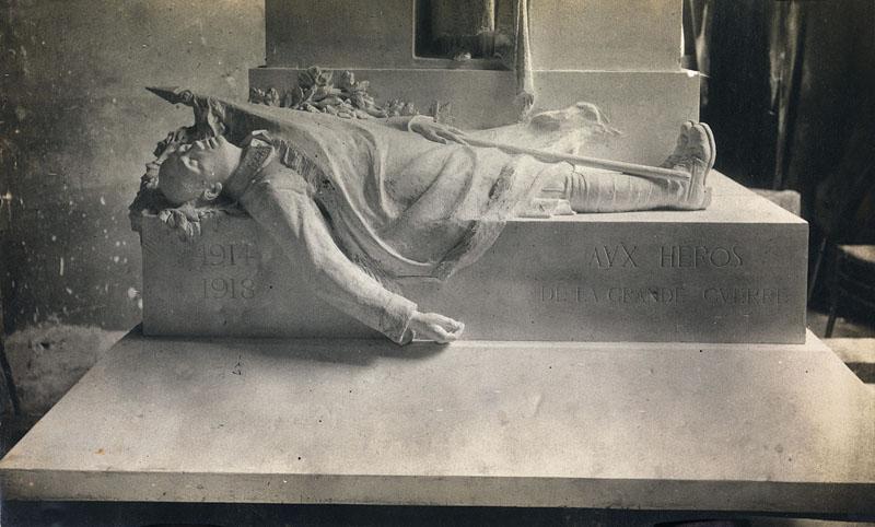 Détail de la partie inférieure de la maquette du projet de monument aux morts. Vue prise dans son atelier : soldat gisant sous le drapeau.