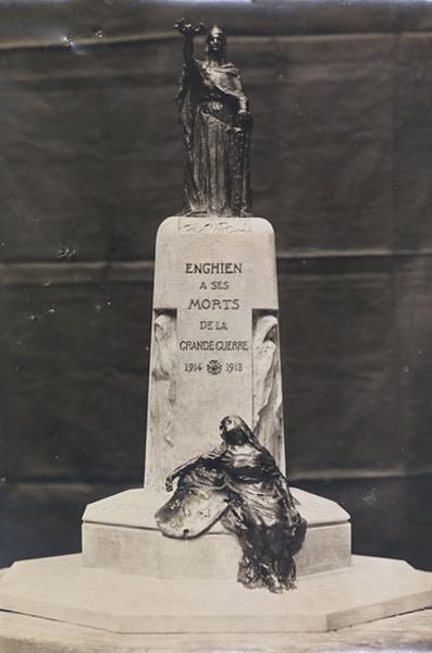 Projet non primé du concours. Maquette du sculpteur Albert Cheuret (11 rue de la Terre d'Auvergne à Paris) : Une femme symbolisant la ville d'Enghien tient dans ses bras le blason. Sur la stèle, deux parques sont disposées dans les angles, le tout étant surmonté d'une victoire.