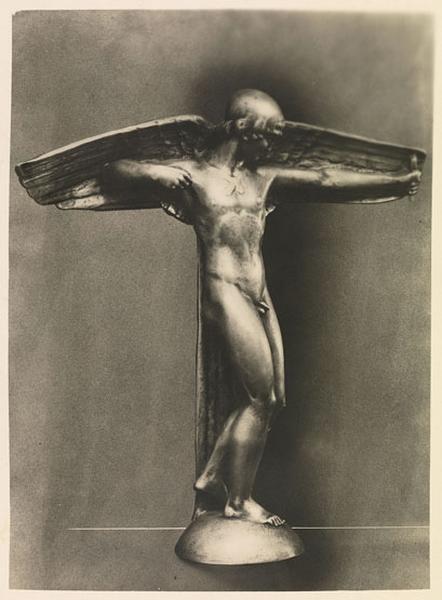 Statue du sculpteur Andréï, 'Eros', proposée par la maison d'édition de bronze Susse frères pour orner le square.
