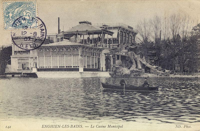 Casino navire : la partie formant proue sur le lac, construite en béton trop rapidement doit être détruite laissant place à une salle vitrée reprenant les motifs de celle qui était sur la proue. Les deux niveaux de terrasse sont maintenus sans plus de raison d'être ainsi que le pavillon latéral surmonté d'une balustre de faux bois écoté en béton. L'escalier rustique, de même facture est encore en place.